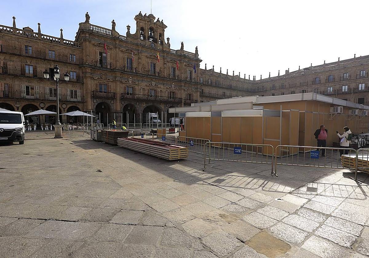 Montaje de la Feria del Libro en la Plaza Mayor