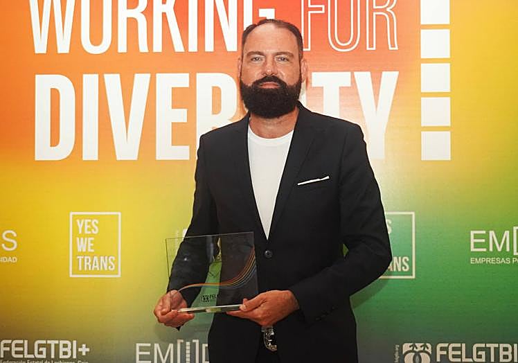 Mariano Moreno, con el distintivo que recibió Enusa.