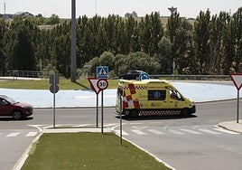 Ambulancia accediendo al hospital de Salamanca.