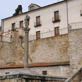 Cruz de los ajusticiados en el Paseo del Rector Esperabé