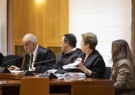 Los acusados, Rubén Álvarez y Carmen Sánchez, con sus respectivos abogados, en la Audiencia de Valladolid.