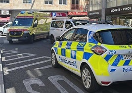 Ambulancia y Policía Local en el lugar de los hechos.