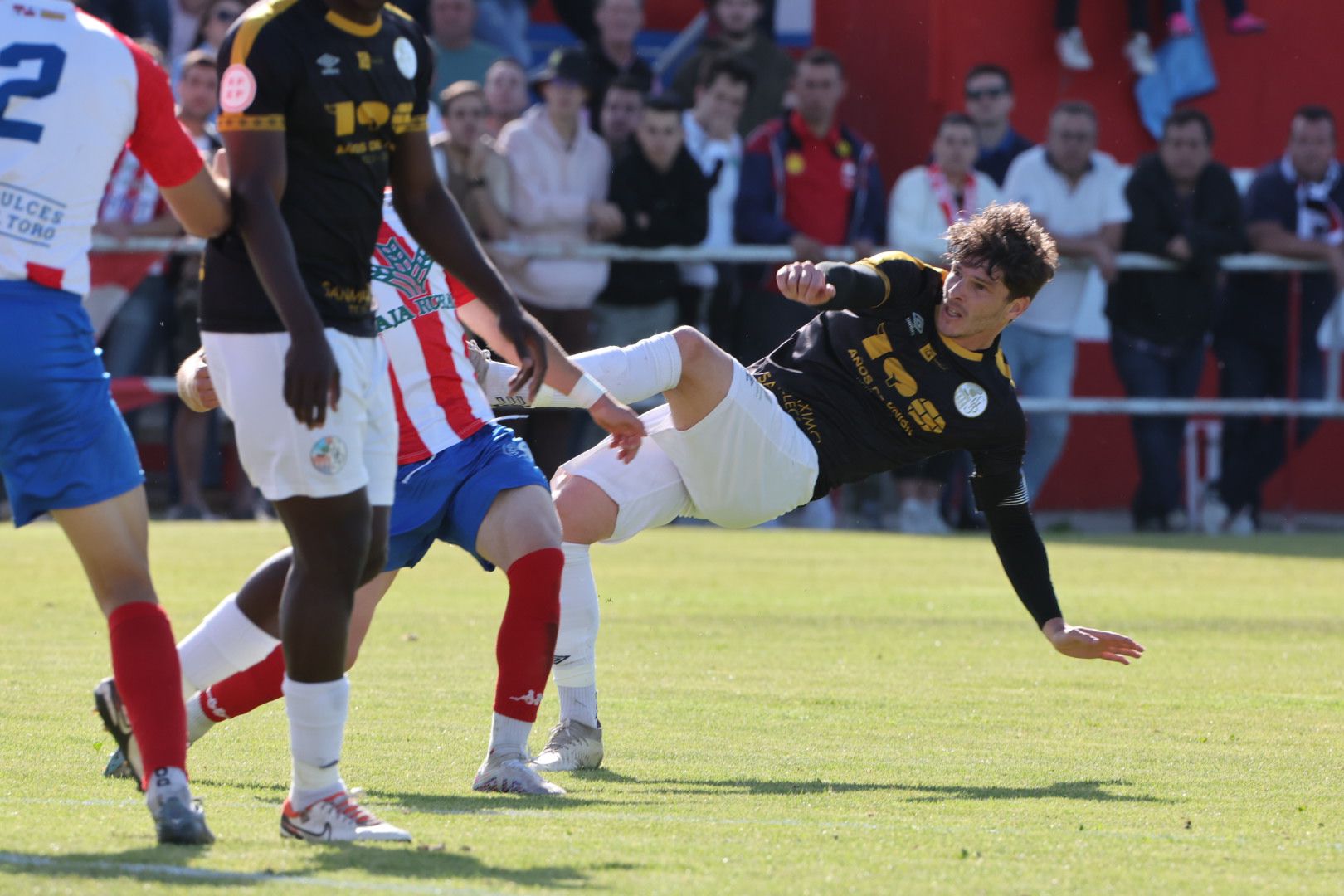El Salamanca CF UDS, arropado en Tordesillas por su afición