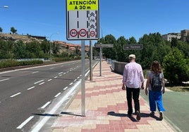 Carril de uso compartido con prioridad para ciclistas sobre el puente Sánchez Fabrés de Salamanca.