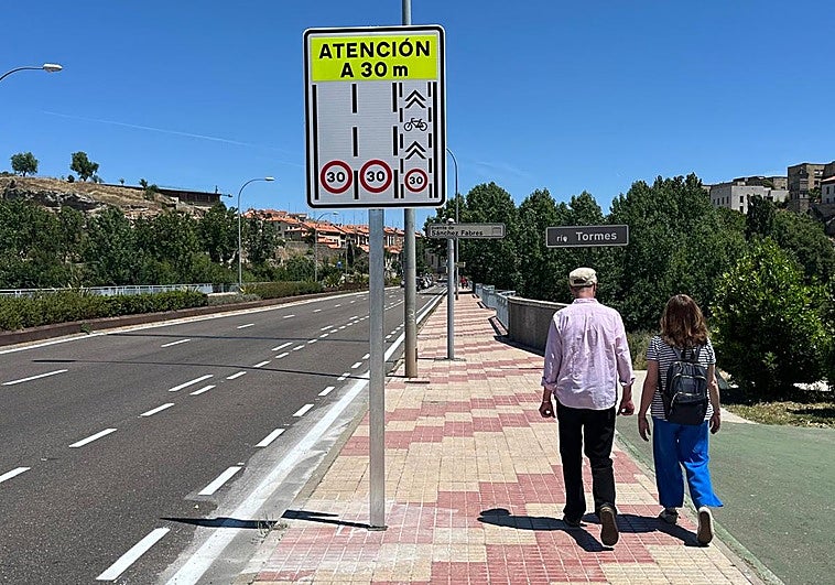 Carril de uso compartido con prioridad para ciclistas sobre el puente Sánchez Fabrés de Salamanca.
