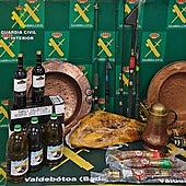 Detenidos por robar embutido, vino, aceite y otros enseres en varias viviendas de Peñacaballera