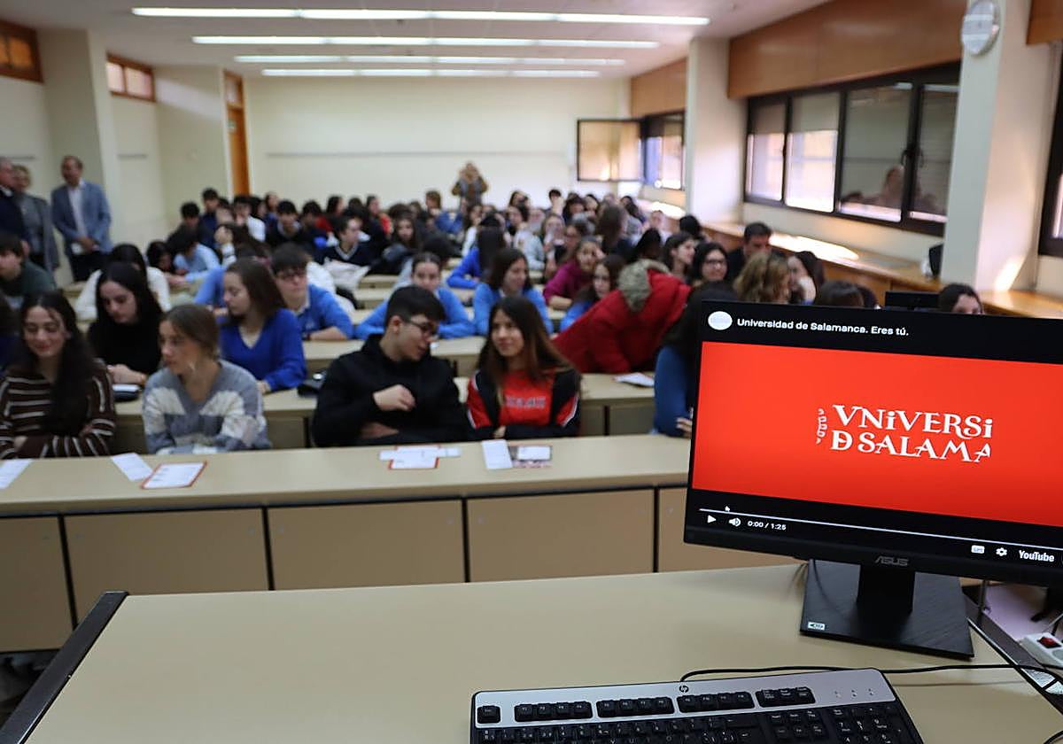Alumnos en un curso preparatorio para entrar en la universidad.