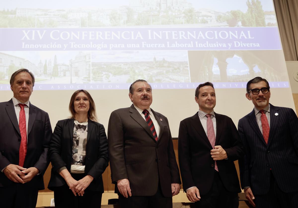 El rector de la USAL, Juan Manuel Corchado, inaugura la XIV edición de la Conferencia Internacional de la Hispanic Association of Colleges and Universities, junto su presidente y CEO, Antonio R. Flores, la consejera de Educación de la Junta de Castilla y León, Rocío Lucas, y el alcalde, Carlos García Carbayo