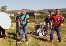 El grupo Habitación Vudú, con Seoane a la derecha, durante la grabación de una canción.