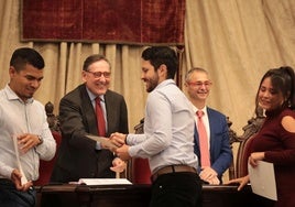 Imagen de archivo de una entrega de diplomas de las becas con el exrector de la Universidad de Salamanca, Ricardo Rivero, y el presidente de Santander Universidades por aquel entonces, Matías Rodríguez Inciarte.
