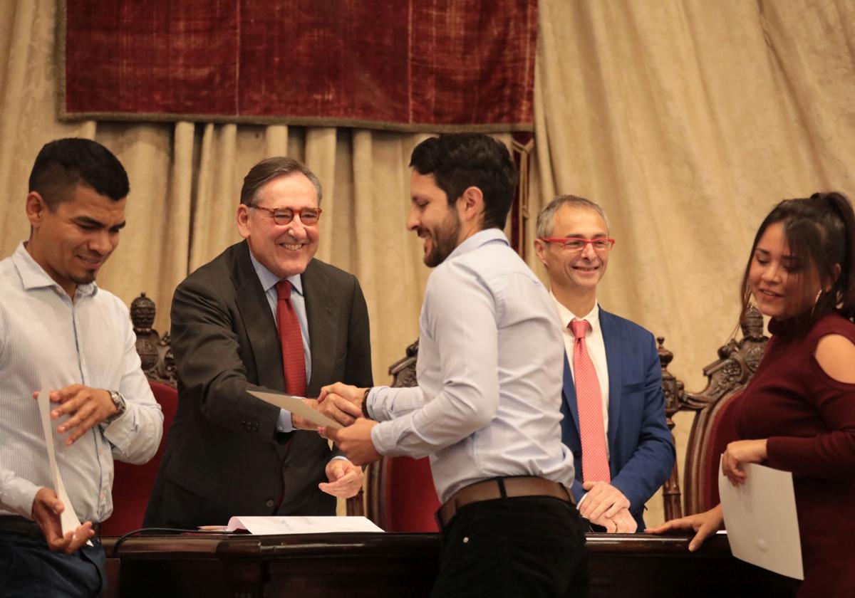 Imagen de archivo de una entrega de diplomas de las becas con el exrector de la Universidad de Salamanca, Ricardo Rivero, y el presidente de Santander Universidades por aquel entonces, Matías Rodríguez Inciarte.
