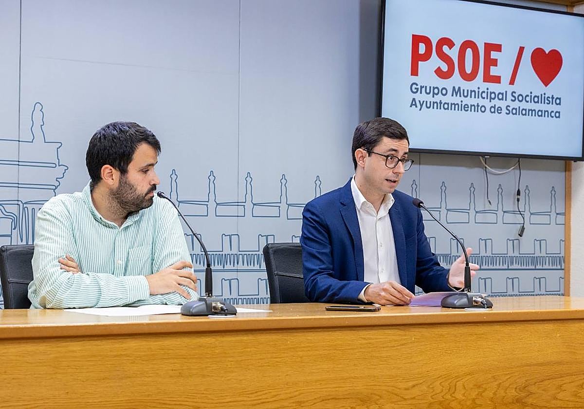El portavoz socialista, José Luis Mateos, junto al concejal Álvaro Antolín.