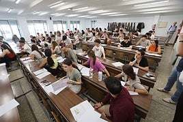 Estudiantes realizando las pruebas de la EBAU