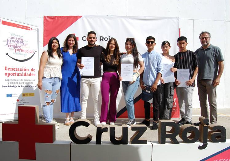 Jóvenes muestran los diplomas del Curso de Ayudante de Camarero.