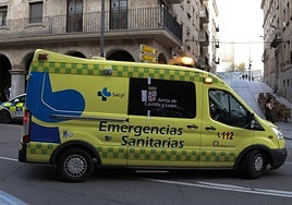 Una ambulancia transita por la Gran Vía en una imagen de archivo.
