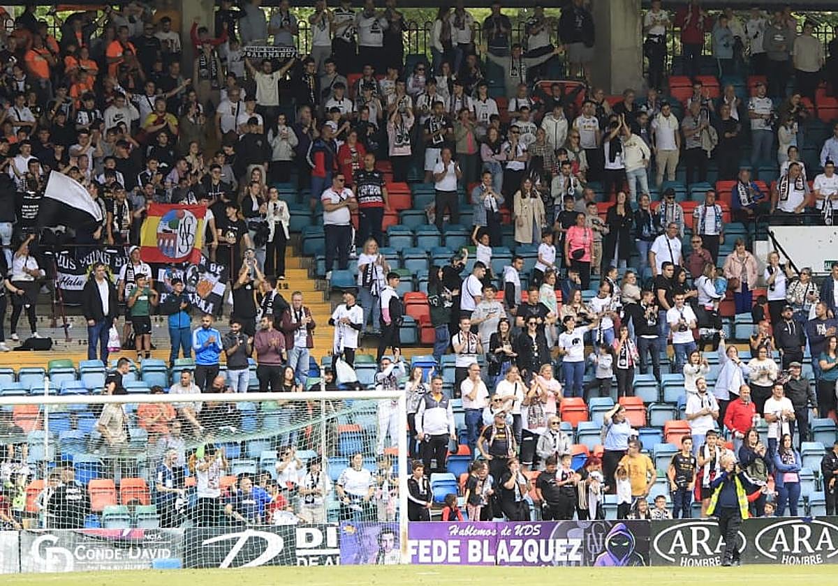 El Fondo Sur del Helmántico celebra el pase a la final nacional por el ascenso.