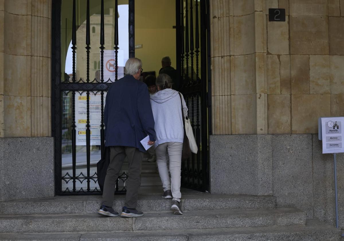 Dos votantes entran en un colegio electoral de Salamanca.