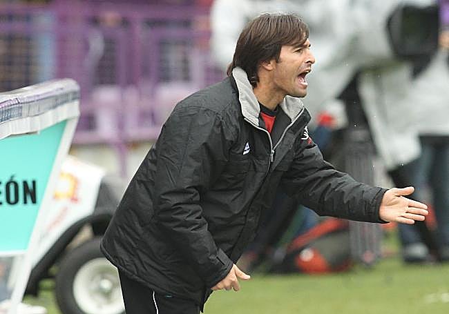 Luis Bonilla, dirigiendo a la UD Salamanca en Valladolid en 2010.