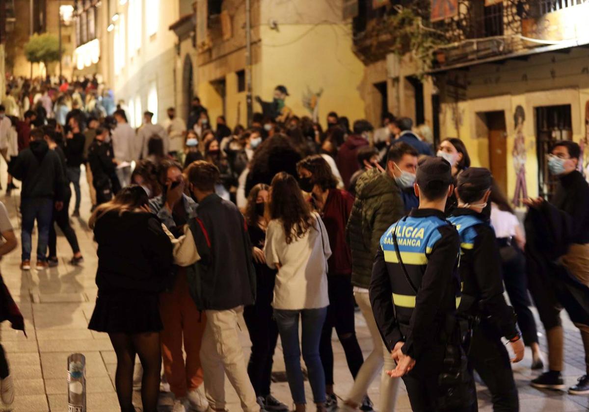 Policía Local en una zona de locales de ocio nocturno.