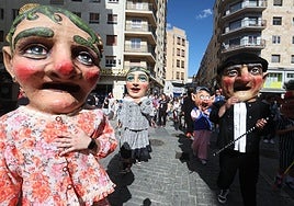 Cabezudos durante el pasacalles