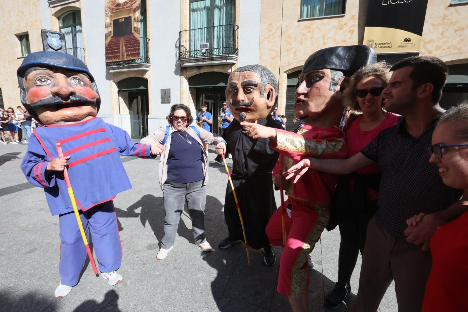 El pasacalles y los cabezudos, en imágenes