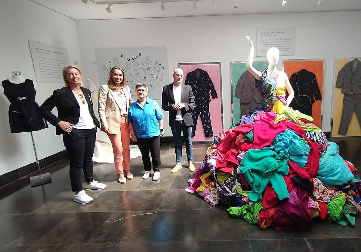 Inés Martín, Marta Labrador, Pilar Rodríguez y Juan Carlos Bueno, en la exposición.
