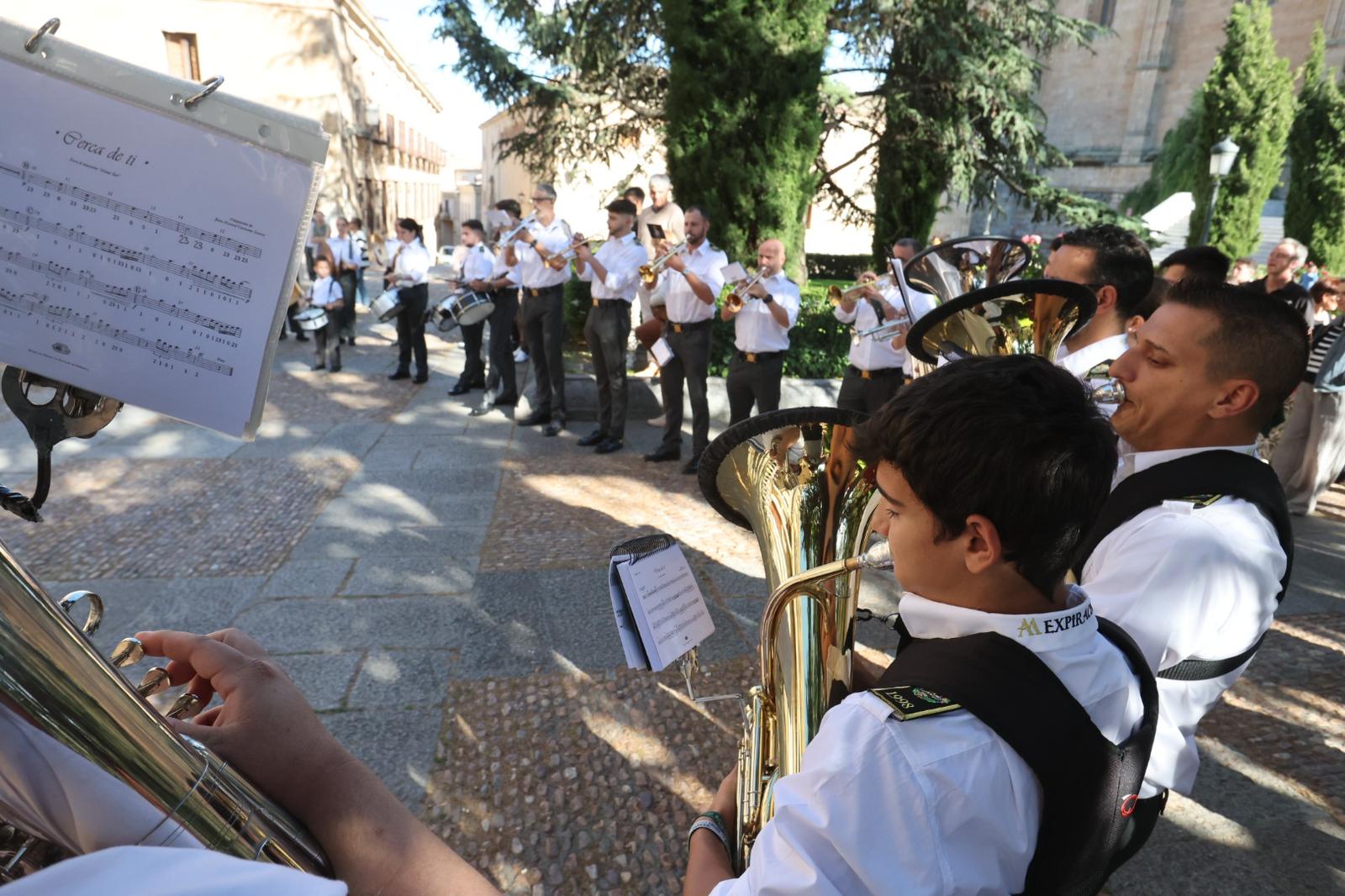 Salamanca rinde honor a su patrón con música y flores