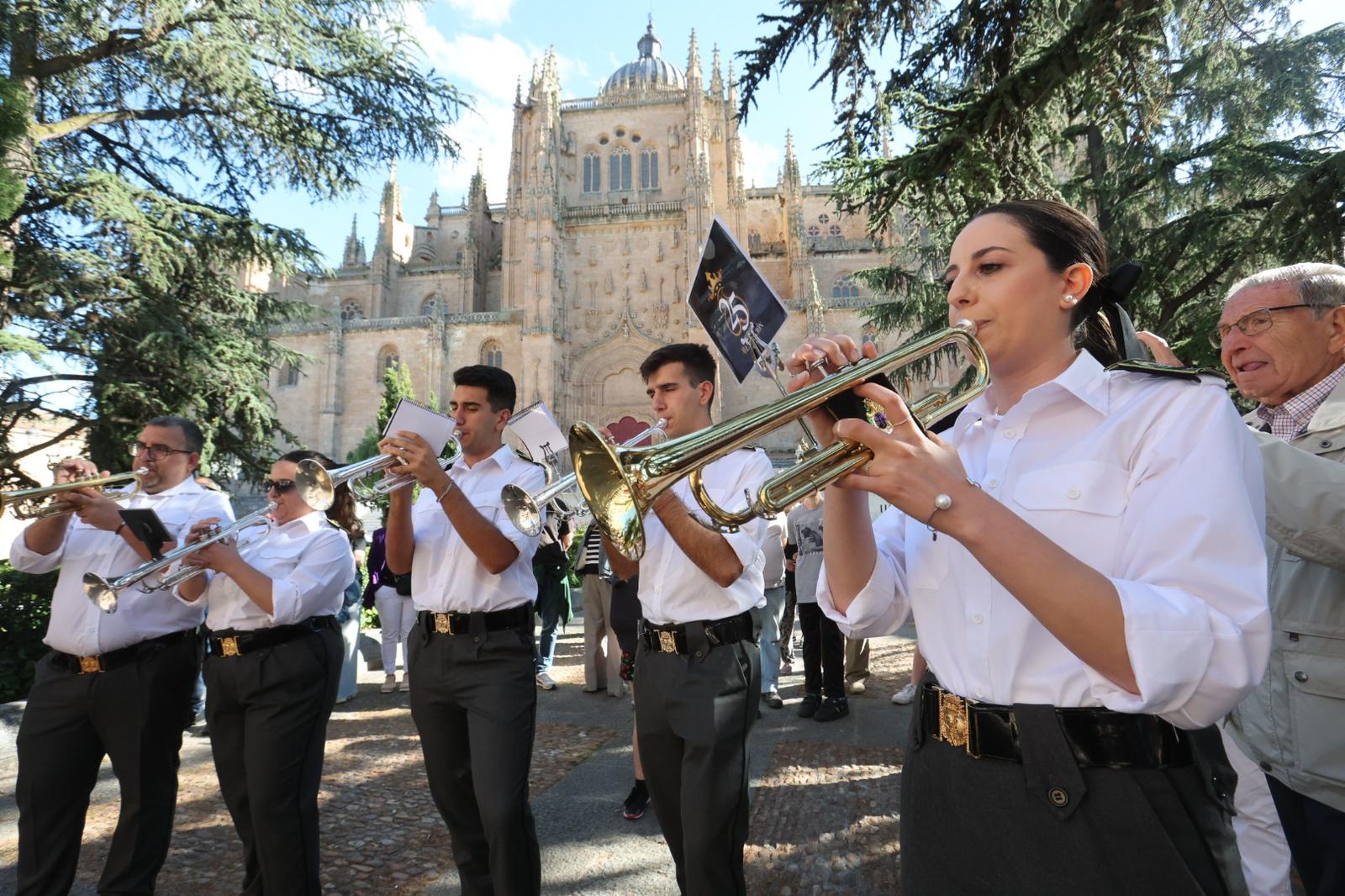 Salamanca rinde honor a su patrón con música y flores