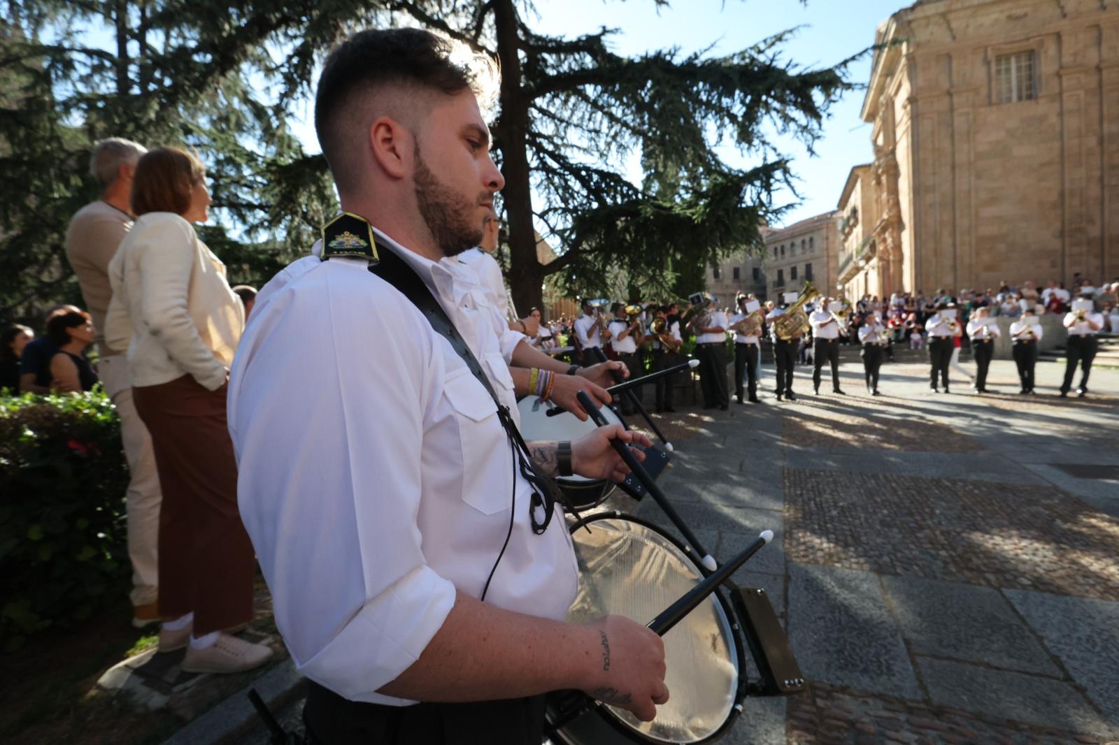 Salamanca rinde honor a su patrón con música y flores