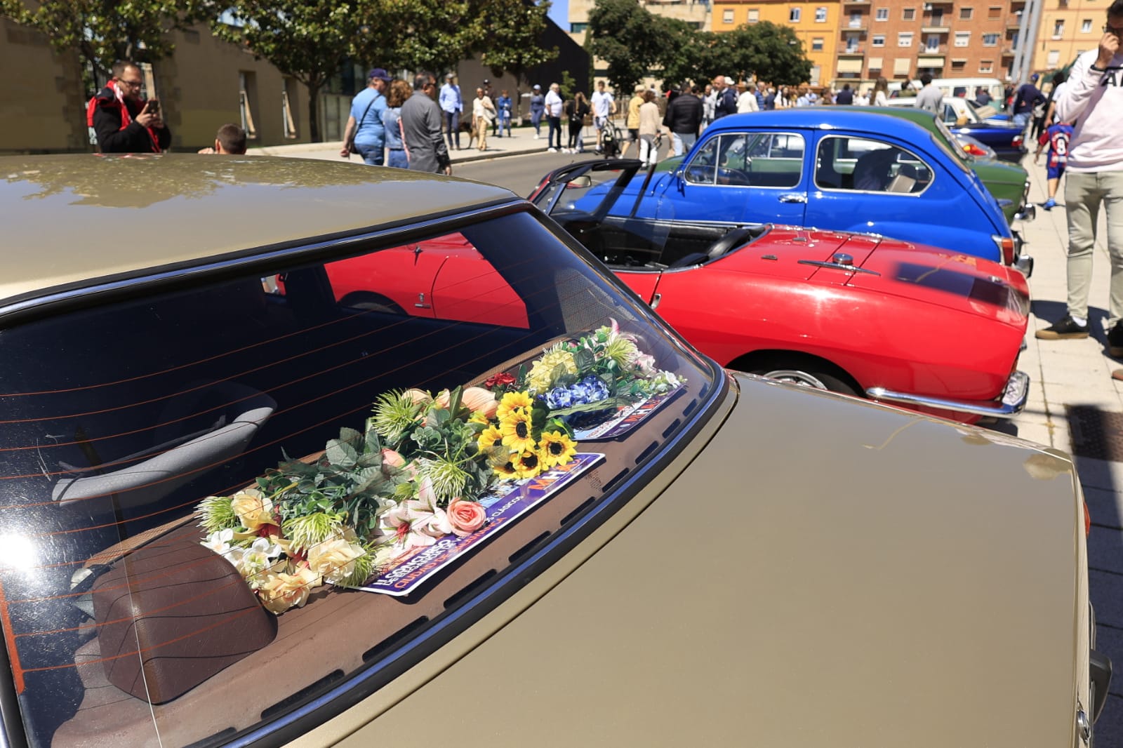 Los vehículos antiguos recorren Salamanca a favor de las Hermanitas de los Pobres