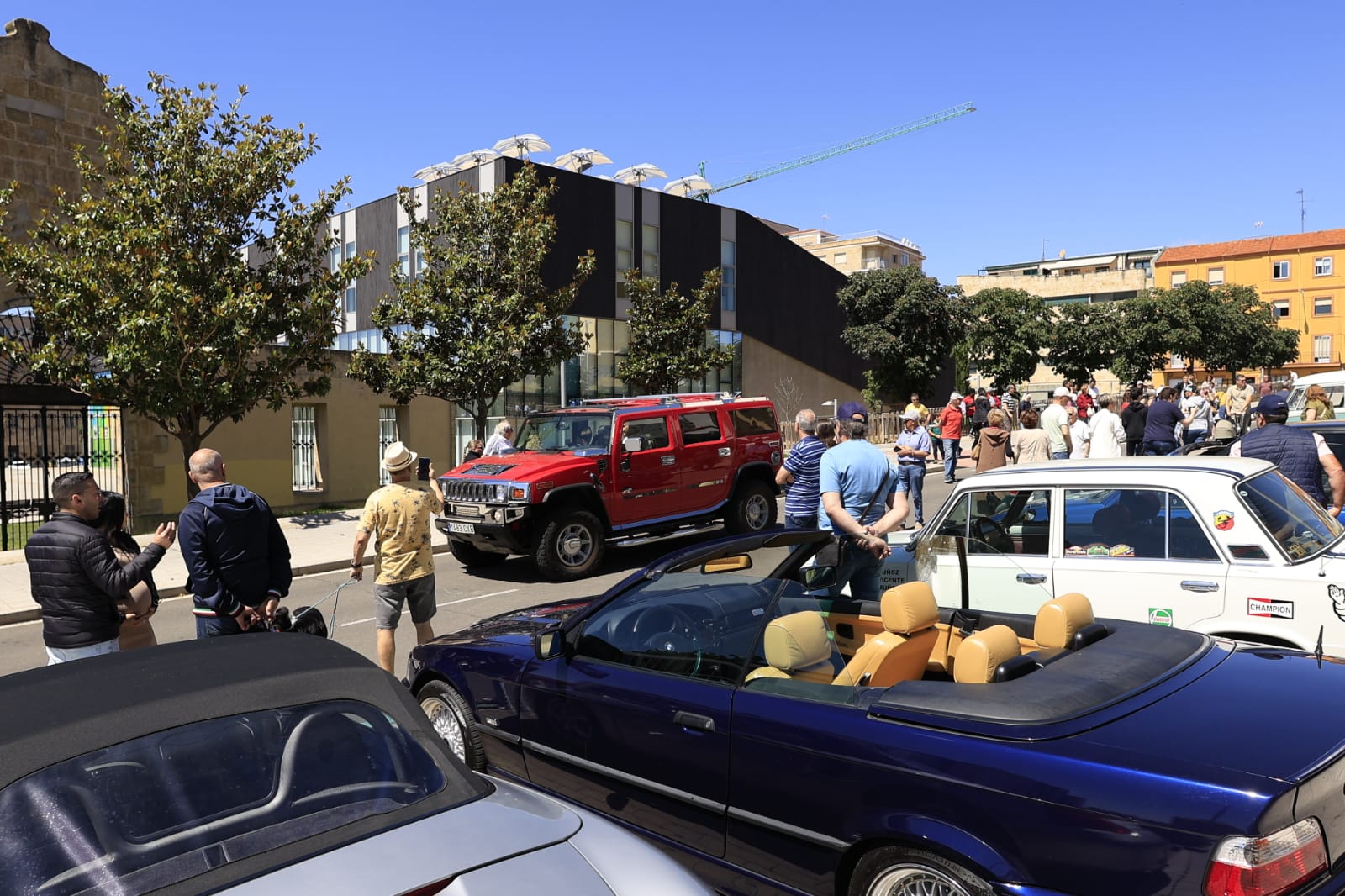 Los vehículos antiguos recorren Salamanca a favor de las Hermanitas de los Pobres