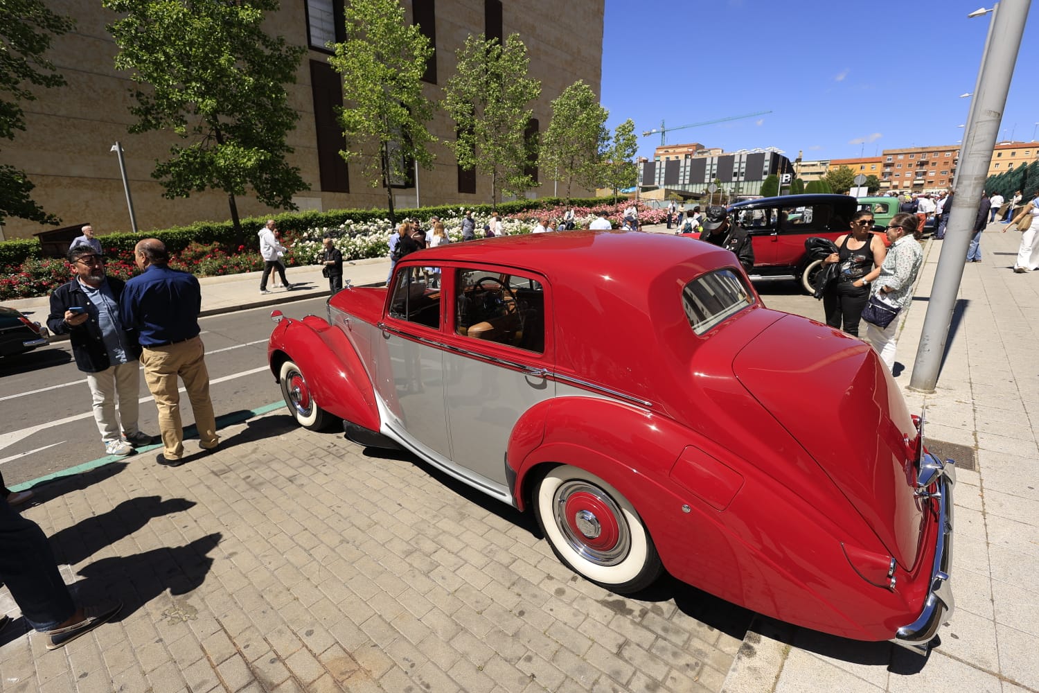 Los vehículos antiguos recorren Salamanca a favor de las Hermanitas de los Pobres