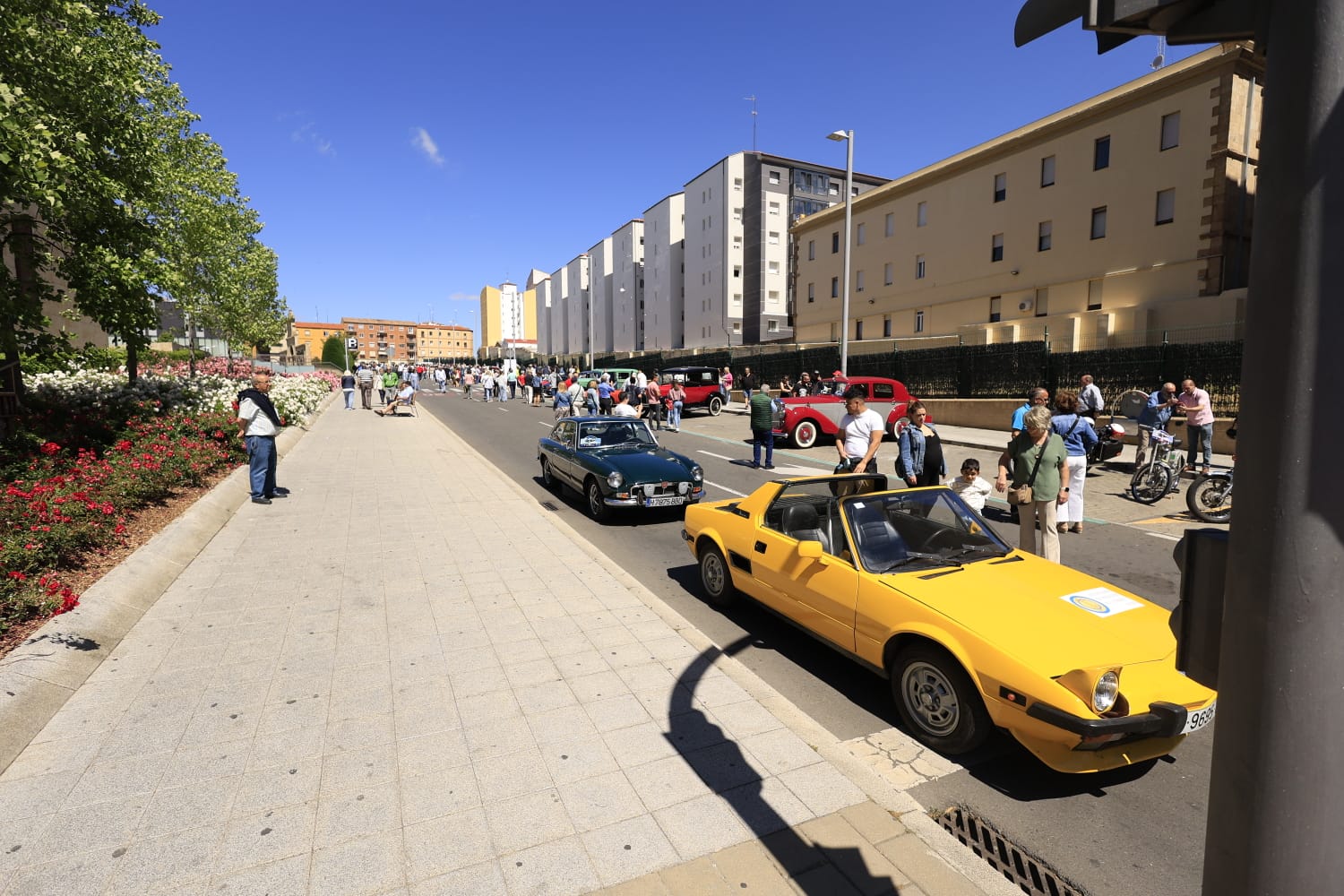 Los vehículos antiguos recorren Salamanca a favor de las Hermanitas de los Pobres