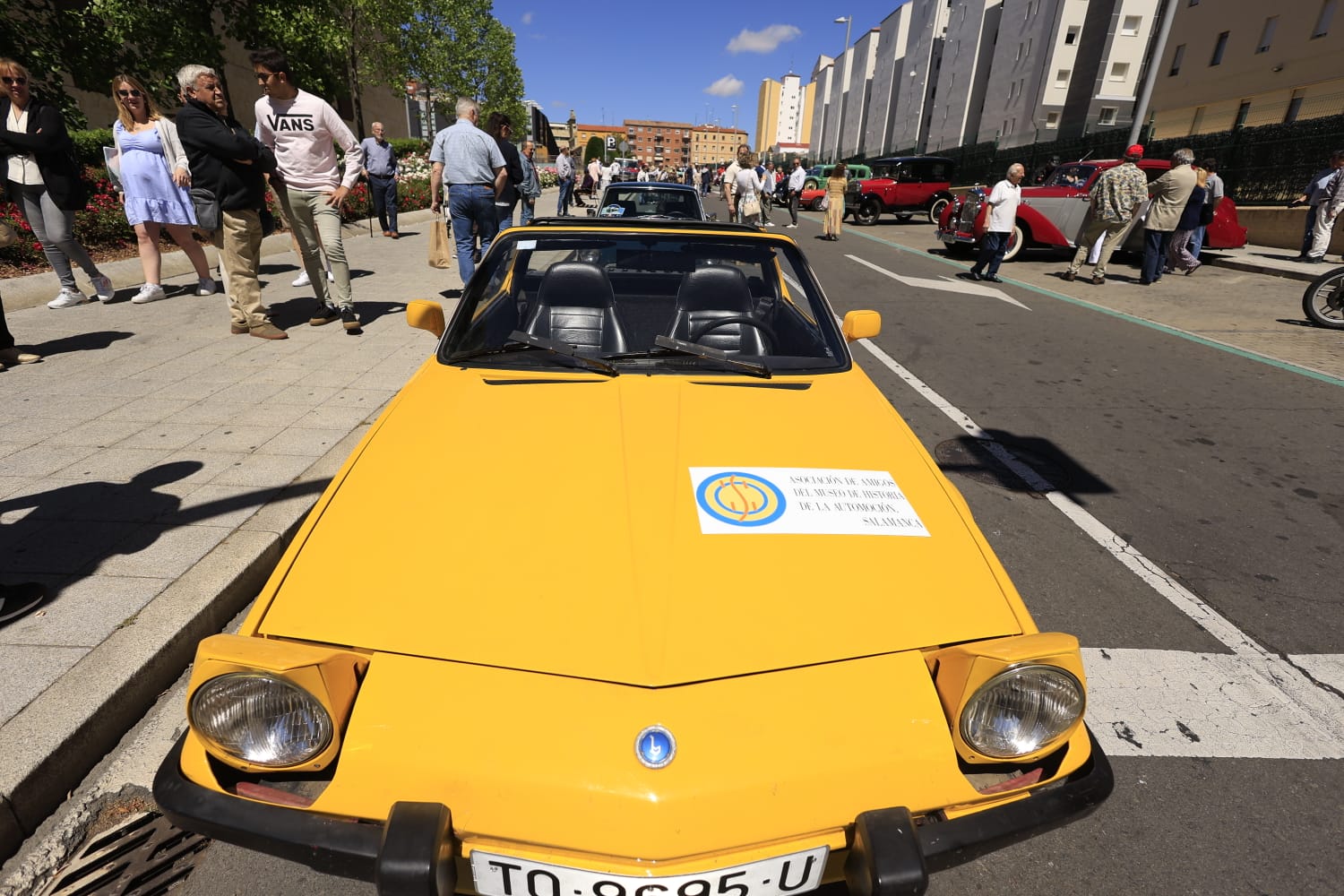 Los vehículos antiguos recorren Salamanca a favor de las Hermanitas de los Pobres