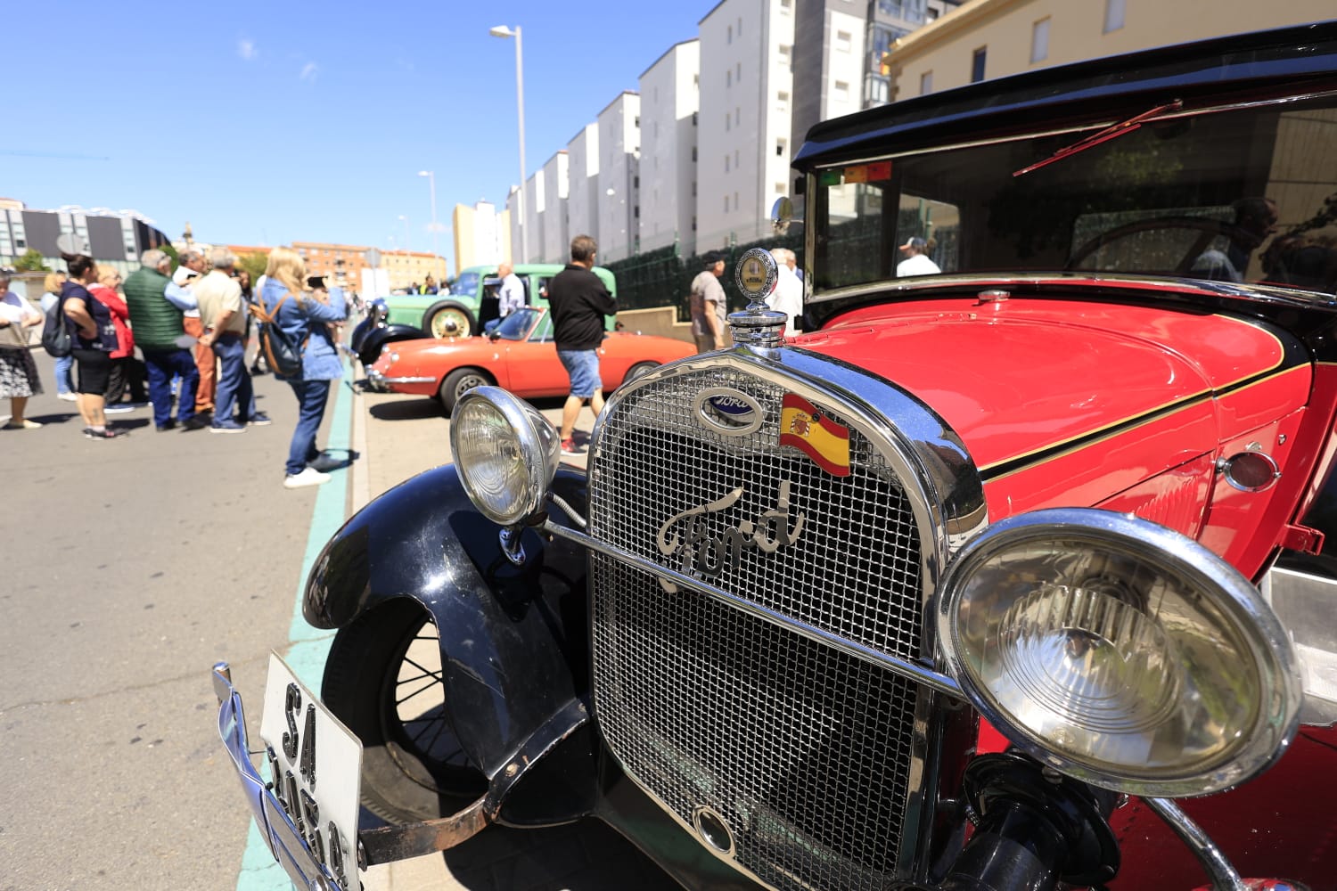 Los vehículos antiguos recorren Salamanca a favor de las Hermanitas de los Pobres
