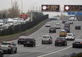 Coches circulando por la M-30 en Madrid.