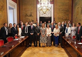 La portavoz del Grupo Parlamentario Popular en el Senado, Alicia García, en el centro de la imagen.