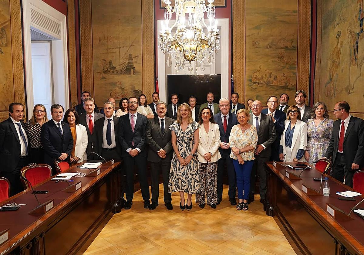 La portavoz del Grupo Parlamentario Popular en el Senado, Alicia García, en el centro de la imagen.
