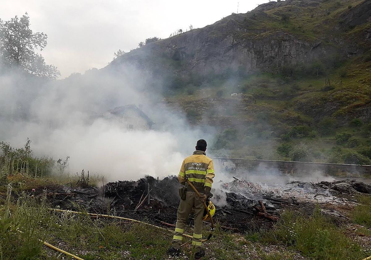 Un bombero de la Junta en un incendio reciente.