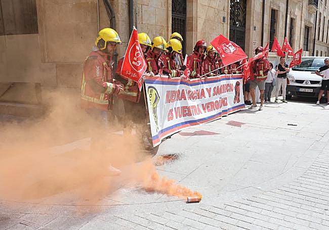 Los bomberos profesionales, manifestándose a las puertas de la Diputación