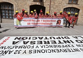 Los bomberos profesionales, manifestándose a las puertas de la Diputación