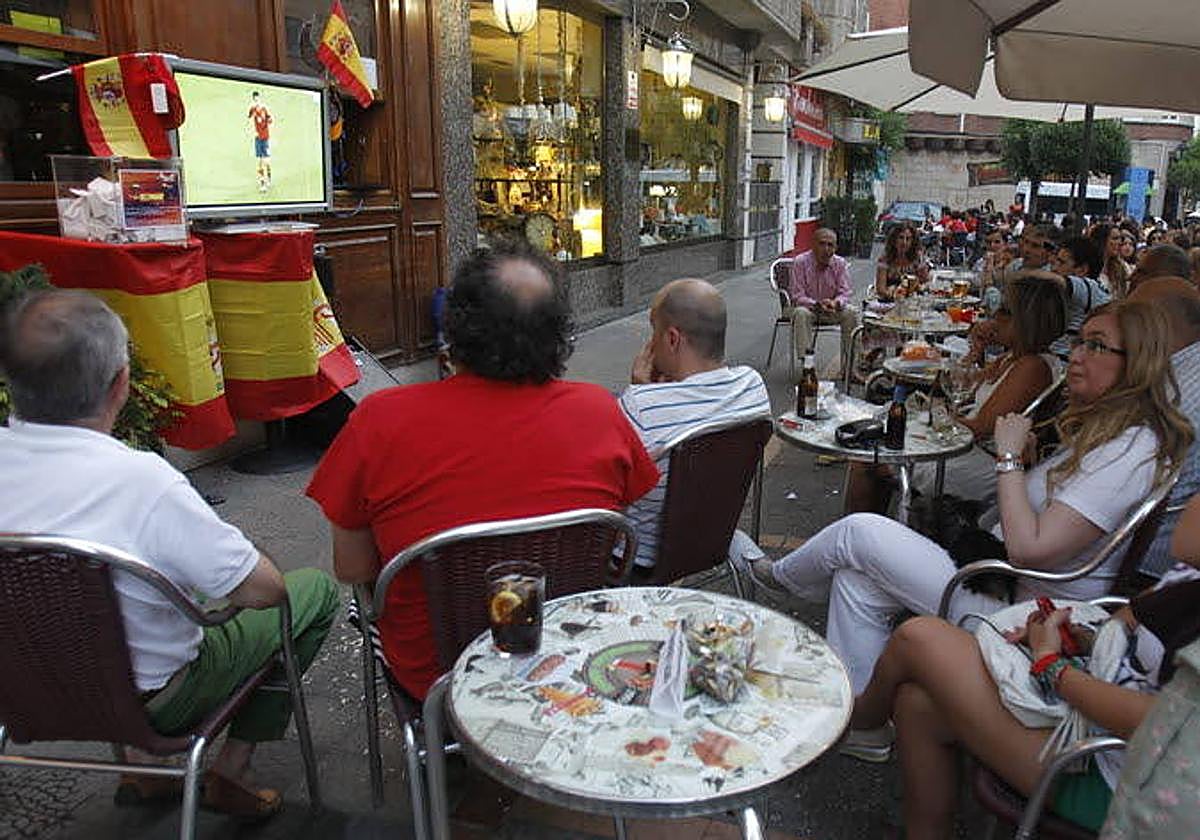 Aficionados viendo un partido de la selección española en una terraza.