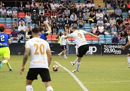 Fassani lanza desde el borde del área