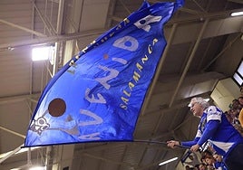 Un seguidor de Avenida, con una bandera del equipo en Würzburg.