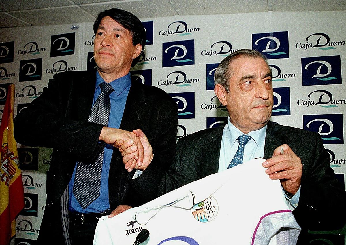 Imagen secundaria 1 - Los fichajes de la UD Salamanca de aquella temporada 98-99 presentados en la pretemporada; Diarte, junto a Pepe Hidalgo, el último entrenador en Primera llegado para las últimas ocho jornadas del campeonato; y un aficionado de la UDS se lamenta.