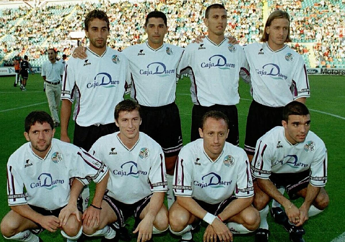 Imagen principal - Los fichajes de la UD Salamanca de aquella temporada 98-99 presentados en la pretemporada; Diarte, junto a Pepe Hidalgo, el último entrenador en Primera llegado para las últimas ocho jornadas del campeonato; y un aficionado de la UDS se lamenta.
