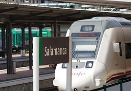 Un tren de Alta Velocidad llega a la estación de Salamanca.