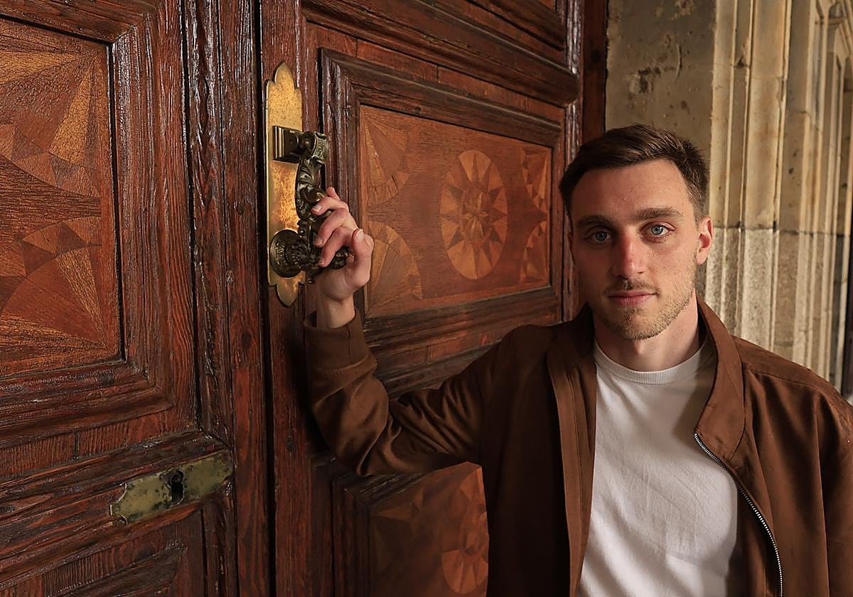 Fassani, jugador del Salamanca CF UDS en las puertas del Ayuntamiento de Salamanca