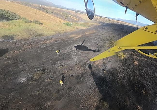 Un helicóptero se acerca a un incendio.