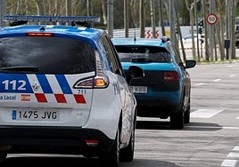 Un coche de Policía Local de Salamanca, detrás de otro.
